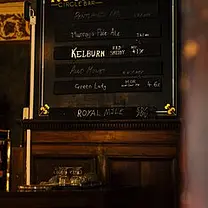 Visite des pubs : l'histoire des pubs et des boissons en Écosse.
