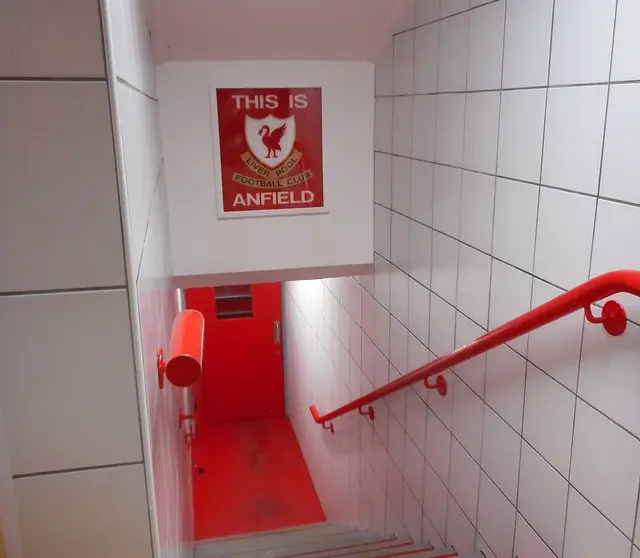 Anfield : le panneau This Is Anfield, à l'entrée du tunnel