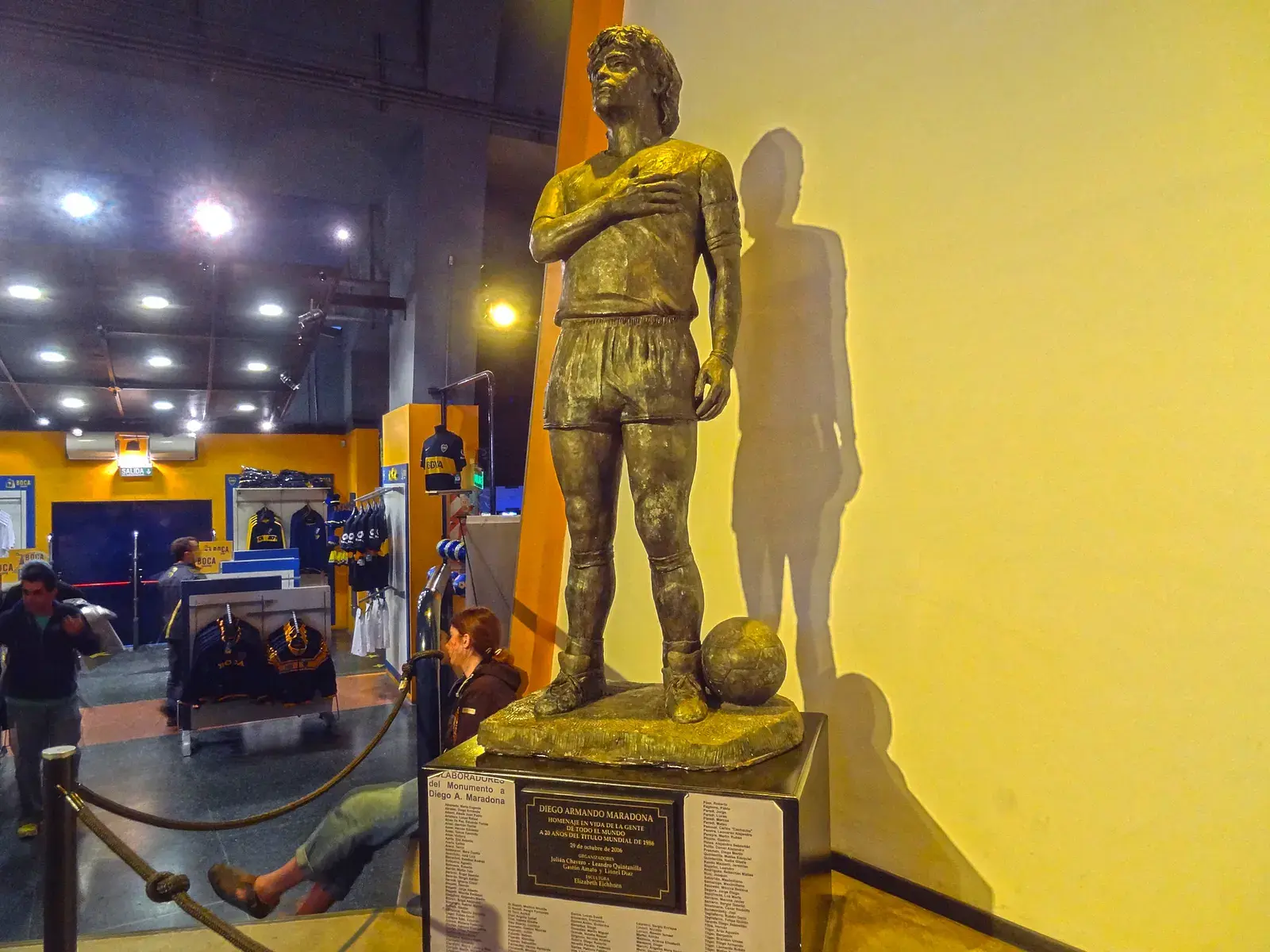 La Bombonera : une statue devant le stade