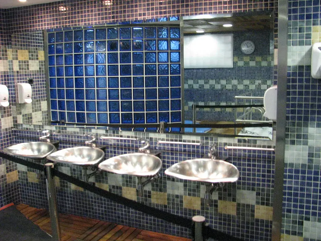 Estadio Santiago Bernabéu: the dressing room showers