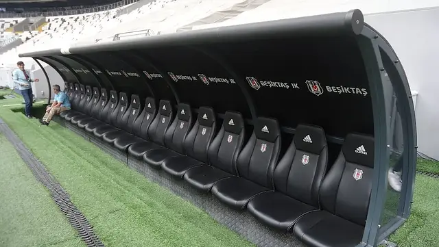 Tüpraş Stadyumu: el banquillo