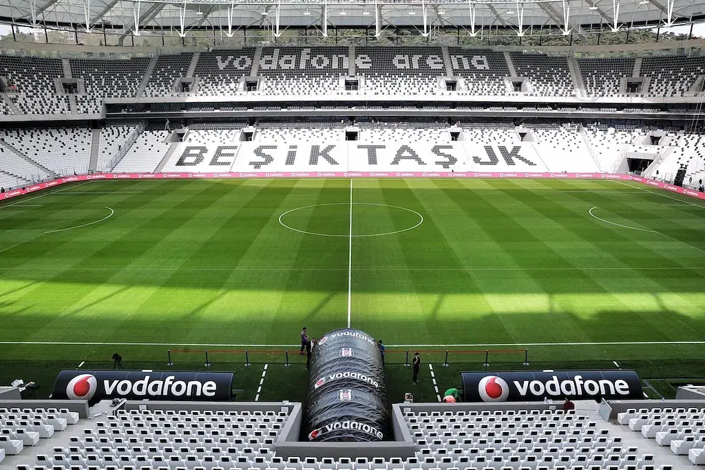 Tüpraş Stadyumu : les tribunes